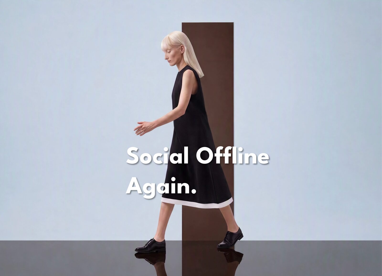 Illustration: eine Frau geht durch einen Türrahmen nach draußen, darüber der Schriftzug „Social Offline Again.“